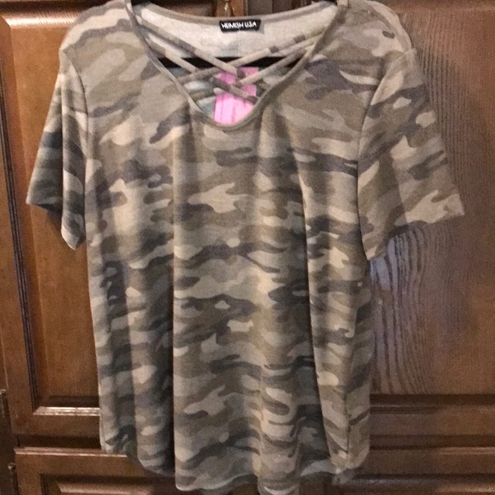 Brand New Short Sleeve Camo Print top in size XL!